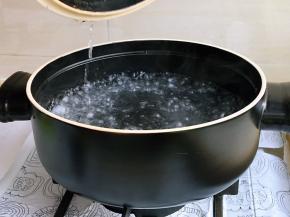 蒸锅水大火煮沸。