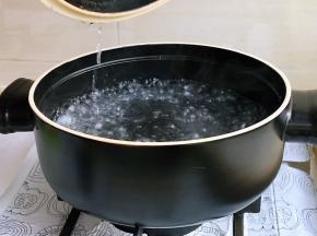 蒸锅水大火煮沸。