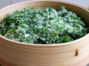 放上蒸屉，大火上汽后转中火蒸七八分钟即可。