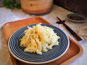 这道简单的土豆料理，制作特别简便，口感确实非常棒，土豆条绵绵沙沙的，再加上大米粉的颗粒口感层次非常丰富，再调制一份自己喜欢的蘸汁，美极了，更不用担心长肉肉哦！