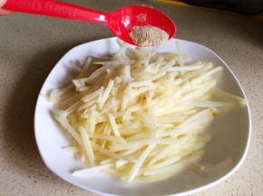 半茶匙白胡椒粉，可以增加土豆条的香味。