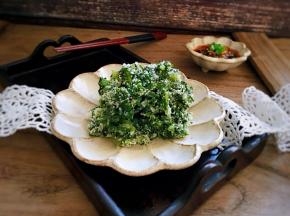 出锅装盘，再调个适合自己口味的蘸汁，我是用辣椒粉淋入适量热油，加白糖米醋生抽调匀，特别适合蘸菜食用哦，香辣爽口。