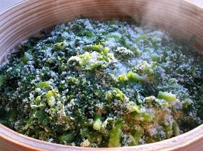 这是刚打开锅盖时的米粉茼蒿，看上去依然松散，这种样子最好吃。