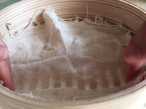 蒸屉加盖一块屉布，网眼密一些的屉布就好。