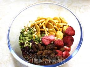 饼干、坚果、蔓越莓干等先混合均匀，这样后面才不会手忙脚乱。