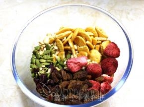 饼干、坚果、蔓越莓干等先混合均匀，这样后面才不会手忙脚乱。