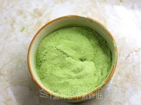 先将玄米茶粉和奶粉倒入碗中，用迷你打蛋器将它们混合均匀。