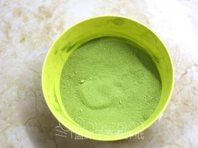 雪花粉一样，先混合好奶粉和玄米茶粉。