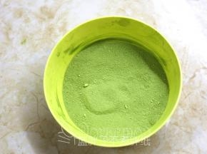 雪花粉一样，先混合好奶粉和玄米茶粉。