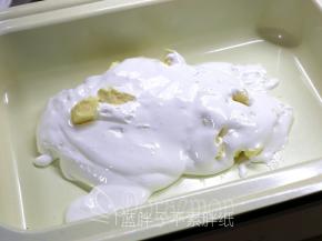 黄油和棉花糖一起倒入OSTINI多功能料理锅的陶瓷深盘中。