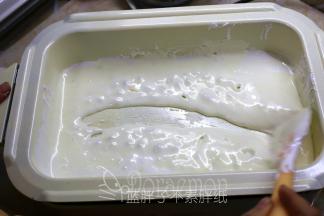 用刮刀不断搅拌，防止棉花糖炒焦了。一直搅拌到刮刀划动棉花糖能在锅底留下清晰的痕迹，痕迹不会马上消失的状态。