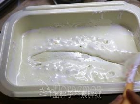 用刮刀不断搅拌，防止棉花糖炒焦了。一直搅拌到刮刀划动棉花糖能在锅底留下清晰的痕迹，痕迹不会马上消失的状态。