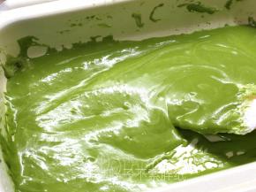 加入奶粉，将它们拌匀，之后尽量摊开，关火。