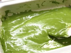 加入奶粉，将它们拌匀，之后尽量摊开，关火。