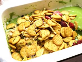 倒入蔓越莓干、坚果、饼干等等。