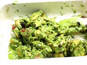 用刮刀快速地将它们大致混匀。