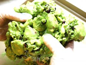 戴上手套，趁热不断地折叠翻转几次，使得糖能够包裹住所有材料。