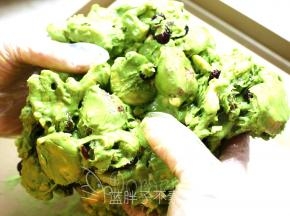 戴上手套，趁热不断地折叠翻转几次，使得糖能够包裹住所有材料。