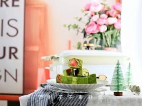 室温冷却之后，就可以开始切。先切成长条，再切成小块。用刀来回锯，切面会更工整。最后可以在切面撒上雪花粉，敲好吃的雪花酥就做好了。