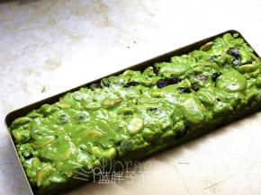 折叠好之后将它们放在金盘中，记得金盘先撒一些雪花粉。大致按压之后，用擀面杖将它们压紧、擀平。