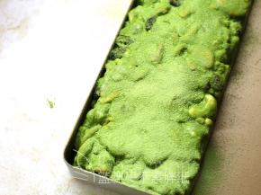 趁热现在表面撒上一层雪花粉，两面和四个侧面都要撒。