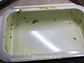 记得一定要用不粘锅哦。OSTINI多功能料理锅不粘效果挺好。这是做好之后倒出雪花酥的样子，还是蛮干净的。