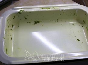 记得一定要用不粘锅哦。OSTINI多功能料理锅不粘效果挺好。这是做好之后倒出雪花酥的样子，还是蛮干净的。