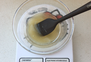 3、吉利丁粉加入水搅拌均匀备用