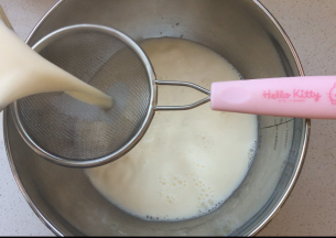 6、将搅拌均匀的溶液过筛