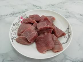 肉用水多冲洗几遍，然后切成适当的块