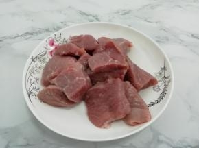肉用水多冲洗几遍，然后切成适当的块