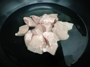 锅里加入水，然后把肉放入锅中