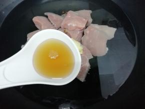 再加入料酒，然后大火烧开，去除血水