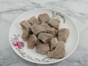 焯好的肉捞出，再用温水冲洗一片去血沫