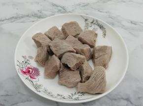 焯好的肉捞出，再用温水冲洗一片去血沫
