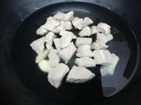 锅里加入适量的水，把焯好的肉块和姜片放入锅中