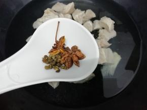 再放入花椒和大料