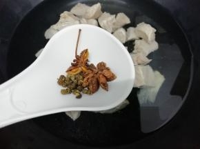 再放入花椒和大料