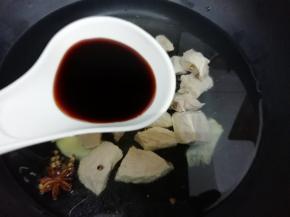 再加入生抽和蚝油大火烧开，然后转中火慢煮到肉熟
