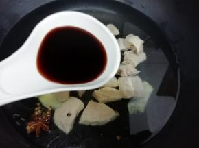 再加入生抽和蚝油大火烧开，然后转中火慢煮到肉熟