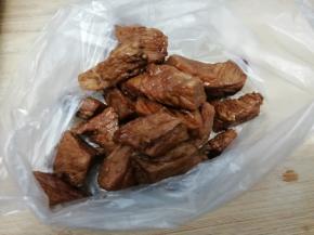 稍微凉一下，然后把肉装在保鲜袋中