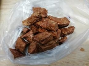 稍微凉一下，然后把肉装在保鲜袋中