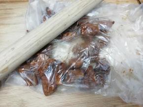 用擀面杖将肉打散