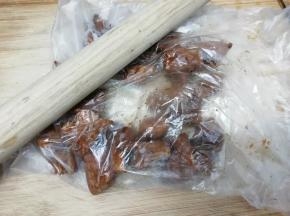 用擀面杖将肉打散