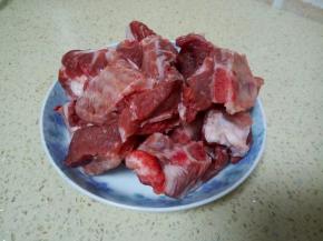 选择新鲜的排骨。