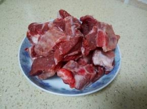 选择新鲜的排骨。