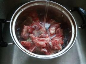 清水没过排骨浸泡去处血水。