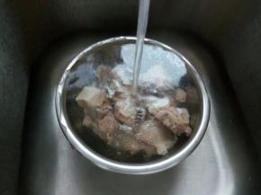 焯水过后的排骨冲洗去沫沫。