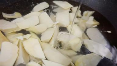 春笋切滚刀块冷水下锅，加白酒一勺，水开后继续煮五分钟（去笋的涩味）捞出冲洗后沥干一下。