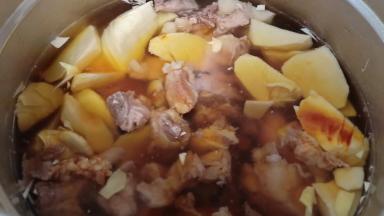 再加一勺料酒。